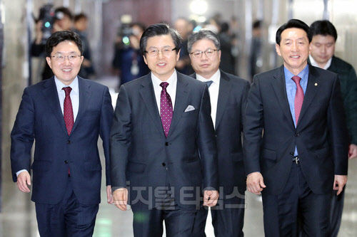 황교안 전 국무총리의 자유한국당 입당으로 대폭 상승했던 '황교안 테마주'가 15일 장 초반 동반 하락하고 있다. 연합뉴스